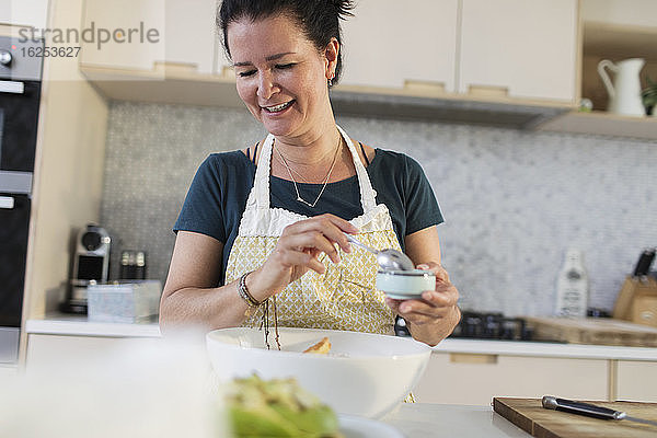 Frau beim Backen in der Küche