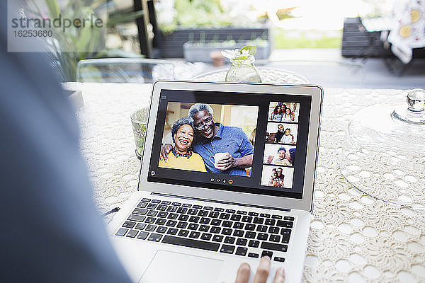Videokonferenz mit Familie und Freunden auf Laptop-Bildschirm