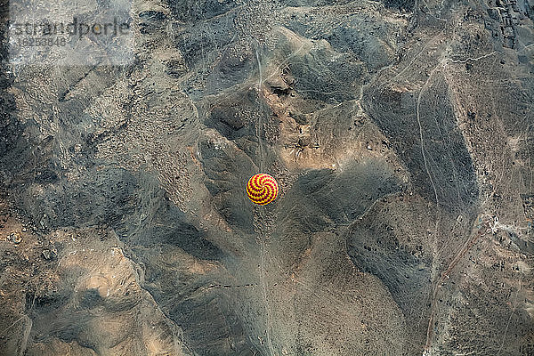 Heissluftballon aus der Vogelperspektive; Luxor  Ägypten