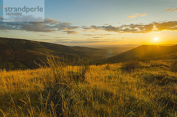Sonnenuntergang im Sommer über den Silvermine Mountains mit hohem Gras im Vordergrund mit Blick auf ein Tal; Grafschaft Tipperary  Irland
