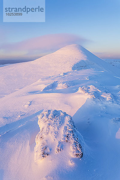 Schneeverwehungen  die sich bei Sonnenaufgang auf den Felsen entlang des Gipfels des Galty-Gebirges bilden; Grafschaft Tipperary  Irland