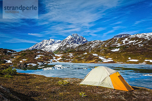 Camping am Verlorenen See  im Hintergrund die Gipfel der Auferstehung. Chugach National Forest  Kenai-Halbinsel  Süd-Zentral-Alaska im Frühling; Seward  Alaska  Vereinigte Staaten von Amerika