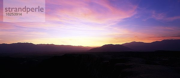Kalifornien  Usa; Sonnenuntergang über einer Landschaft