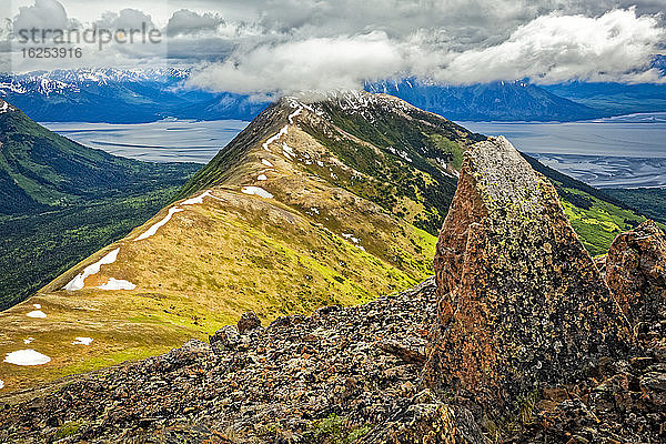 Blick auf Bird Ridge und Turnagain Arm unter Wolken  Chugach State Park  Süd-Zentral-Alaska im Sommer; Alaska  Vereinigte Staaten von Amerika