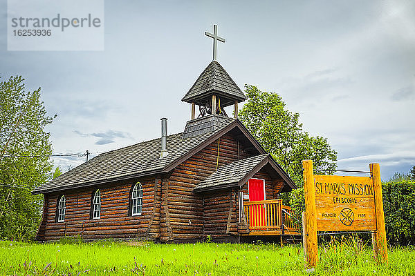 Historisches Blockhaus der St. Mark's Episcopal Church  Inneres Alaska im Sommer; Nenana  Alaska  Vereinigte Staaten von Amerika