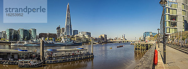 Blick von der Tower Bridge auf London und die Themse; London  England  UK