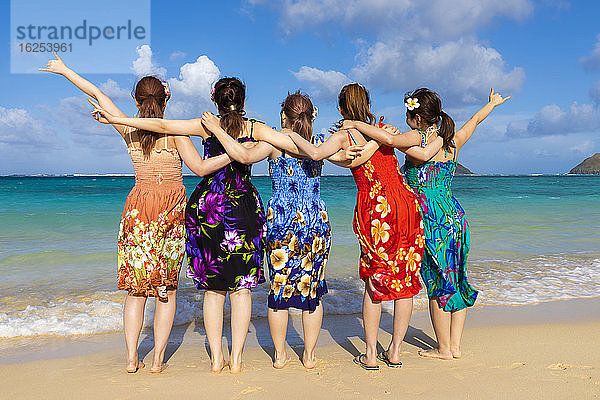 Eine Gruppe japanischer Studenten im Urlaub am Strand von Lanakai mit den Mokes-Inseln im Hintergrund: Oahu  Hawaii  Vereinigte Staaten von Amerika