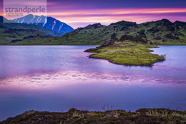 Verlorener See bei Sonnenuntergang  Chugach National Forest  Kenai-Halbinsel  Süd-Zentral-Alaska im Sommer; Seward  Alaska  Vereinigte Staaten von Amerika