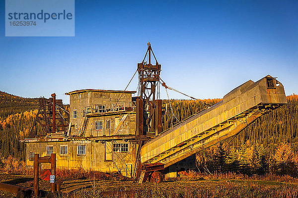 Nationale historische Stätte  der Pedro Dredge im warmen Licht des Sonnenuntergangs  Inneres Alaska im Herbst; Huhn  Alaska  Vereinigte Staaten von Amerika