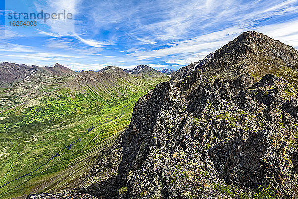 Ptarmigan Peak unter blauem Himmel  Campbell Creek und Tal unten  Chugach State Park  Süd-Zentral-Alaska im Sommer; Anchorage  Alaska  Vereinigte Staaten von Amerika