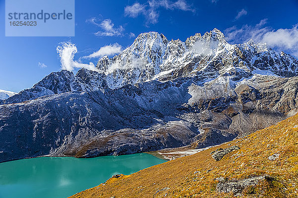 Schneebedeckte Himalaja-Gipfel  die sich vom türkisfarbenen Gokyo-See erheben  einem der fünf heiligen Seen der Region  von Gokyo Ri aus gesehen an einem sonnigen Herbsttag in Gokyo  Sagarmatha-Nationalpark  Himalaja  Nepal; Gokyo  Solukhumbu-Distrikt  Nepal