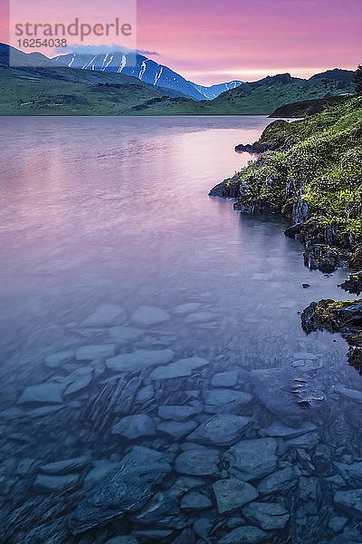 Verlorener See bei Sonnenuntergang  Chugach National Forest  Kenai-Halbinsel  Süd-Zentral-Alaska im Sommer; Seward  Alaska  Vereinigte Staaten von Amerika