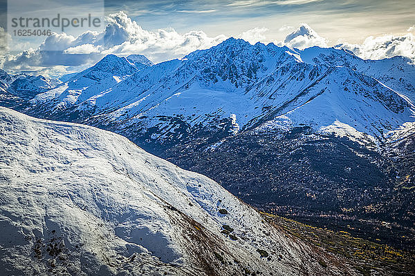 Schneebedeckter Temptation Peak vom Rendezvous Ridge aus gesehen  herabgefärbtes Ship Creek Valley unterhalb der Berge. Chugach State Park  Süd-Zentral-Alaska im Herbst; Anchorage  Alaska  Vereinigte Staaten von Amerika