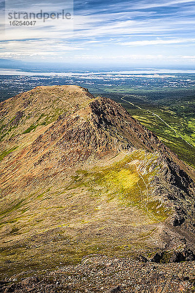 Flattop Mountains Peak 1  2 und 3  vom Flaketop Mountain aus gesehen  Cook Inlet und Anchorage im Hintergrund  Chugach State Park  Süd-Zentral-Alaska im Sommer; Anchorage  Alaska  Vereinigte Staaten von Amerika