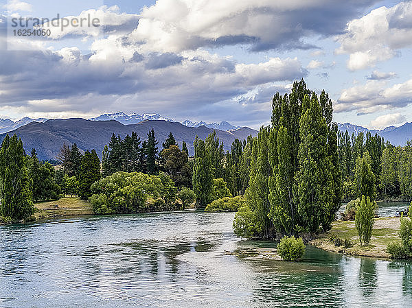 Ein Fluss fließt durch die gebirgige Landschaft von Albert Town auf der Südinsel Neuseelands; Albert Town  Otago Region  Südinsel  Neuseeland