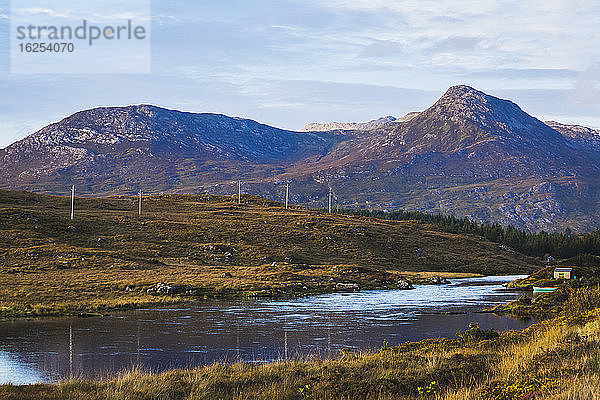 Landschaftsansicht eines Flusses in Connemara mit einem Teil der Twelve Bens Mountains im Hintergrund; Connemara  County Galway  Irland