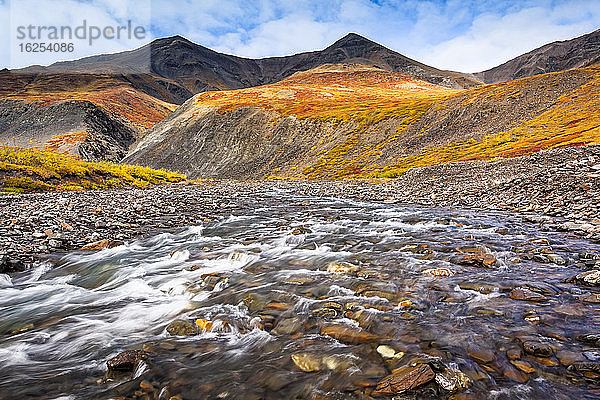 Kuyuktuvuk Creek und Brooks Mountains in Herbstfarben. Gates of the Arctic National Park and Preserve  Arktisches Alaska im Herbst; Alaska  Vereinigte Staaten von Amerika