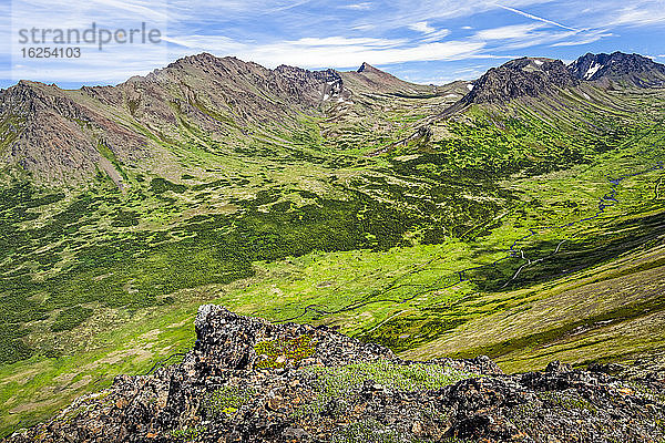 Luftaufnahme von Campbell Creek mit den Chugach Mountains unter blauem Himmel  Chugach State Park  Süd-Zentral-Alaska im Sommer; Anchorage  Alaska  Vereinigte Staaten von Amerika