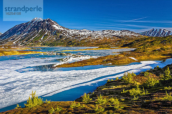 Halb gefrorener Lost Lake am Morgen  im Hintergrund die Chugach-Berge. Chugach National Forest  Kenai-Halbinsel  Süd-Zentral-Alaska im Frühling; Seward  Alaska  Vereinigte Staaten von Amerika