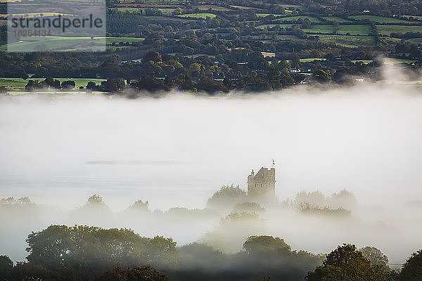 Das Haus Castlebawn Tower ist vom Nebel über dem Lough Derg verdeckt; Clare  Irland