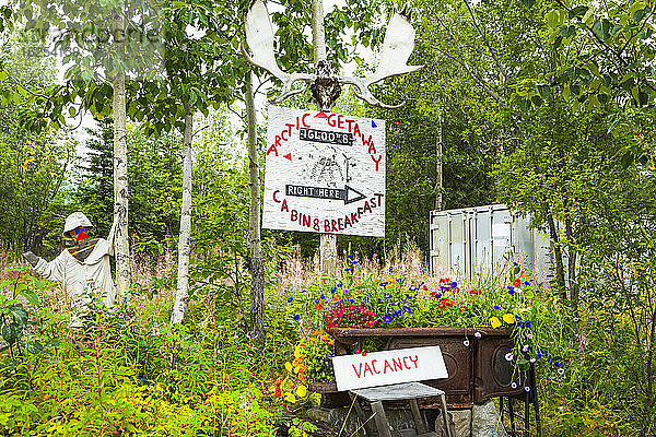 Arctic Getaway Bed and Breakfast Signage  Arktis Alaska im Herbst; Wiseman  Alaska  Vereinigte Staaten von Amerika