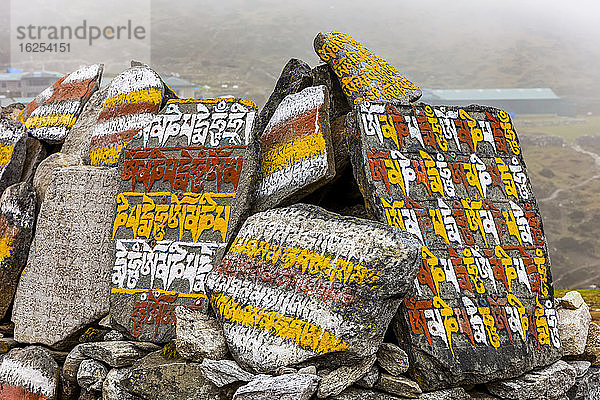 Bunt gemalte Schrift auf Felsen; Nepal