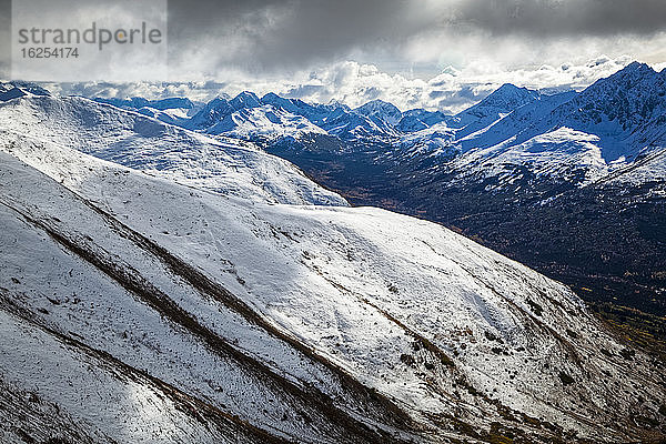 Neuschnee auf dem Rendezvous-Rücken bis hinunter zum Ship Creek Valley  Chugach State Park  Süd-Zentral-Alaska im Herbst; Anchorage  Alaska  Vereinigte Staaten von Amerika