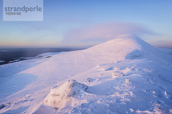 Schneebedeckter Gipfel des Galtee Mor bei Sonnenaufgang im Winter  Galty Mountains; Grafschaft Tipperary  Irland