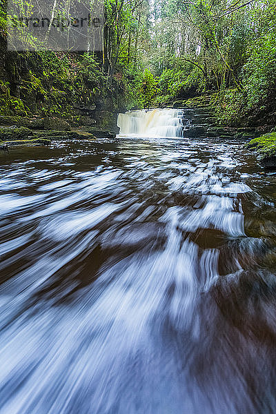 Niedrigperspektivische Ansicht des Wassers  das aus einem Wasserfall am Clare Glens River abfließt; Grafschaft Tipperary  Irland