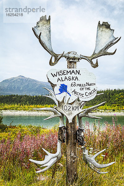 Geweih-Wegweiser am Koyukuk River  im Hintergrund Brooks Range  Arktisches Alaska im Herbst; Wiseman  Alaska  Vereinigte Staaten von Amerika