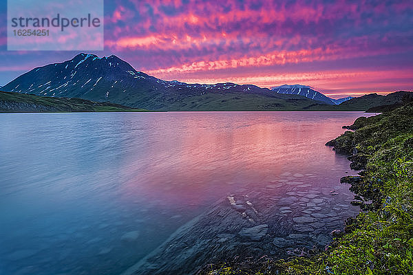 Magenta-Himmel spiegelt sich in der Dämmerung am Lost Lake  Chugach National Forest  Kenai-Halbinsel  Süd-Zentral-Alaska im Sommer; Seward  Alaska  Vereinigte Staaten von Amerika