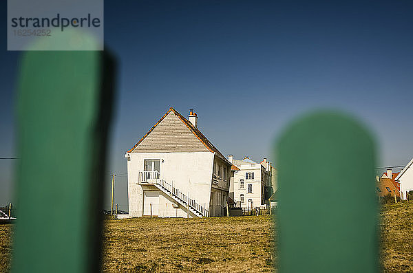 Weißes Haus durch grüne Zaunpfähle in Nordfrankreich gesehen; Ambleteuse  Pas de Calais  Frankreich