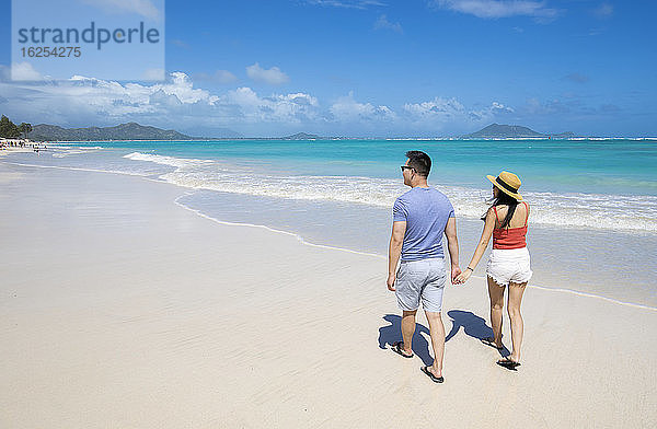 Ein asiatisches Ehepaar genießt einen Urlaub im Kailua Beach Park: Kailua  Oahu  Hawaii  Vereinigte Staaten von Amerika