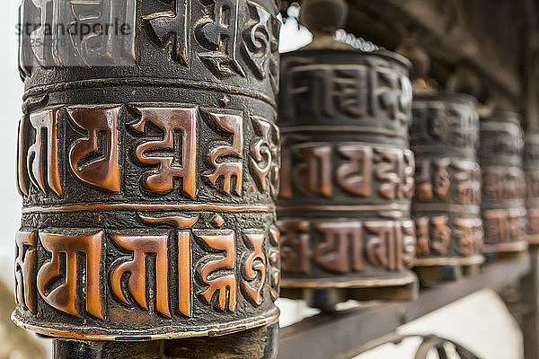 Buddhistische Gebetsmühlen im Swayambhunath-Affentempel in Kathmandu; Kathmandu-Tal  Nepal