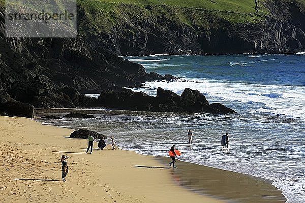 Coomenoole Beach Co Kerry Irland; Menschen  die einen Tag am Strand genießen