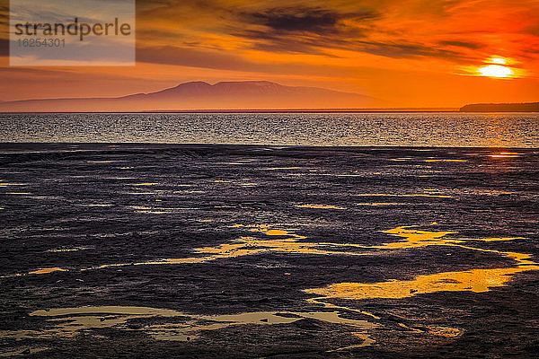 Goldener Sonnenuntergang über dem Mount Susitina und den Cook Inlet Wattflächen  Süd-Zentral-Alaska; Anchorage  Alaska  Vereinigte Staaten von Amerika