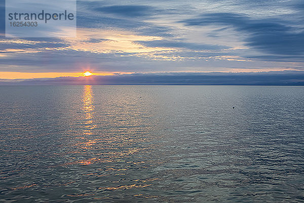 Sonnenuntergang über dem Wasser des Kotzebue-Sunds; Kotzebue  Alaska  Vereinigte Staaten von Amerika