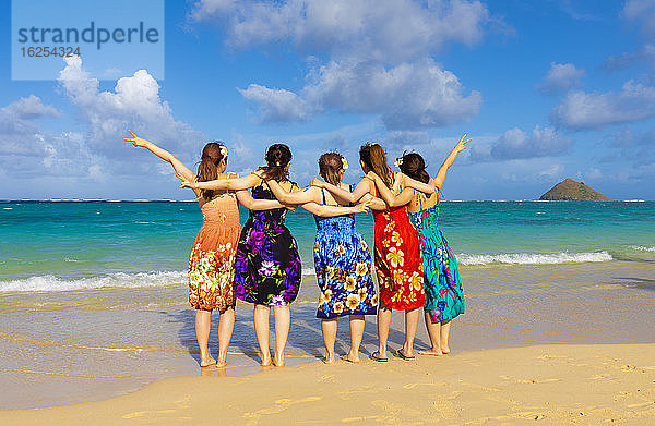 Eine Gruppe japanischer Studenten im Urlaub am Strand von Lanakai mit den Mokes-Inseln im Hintergrund: Oahu  Hawaii  Vereinigte Staaten von Amerika