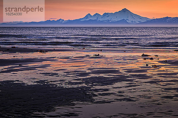 Mount Iliamna in der Dämmerung  Blick über Cook Inlet  Kenai-Halbinsel  Süd-Zentralalaska im Sommer; Ninilchik  Alaska  Vereinigte Staaten von Amerika