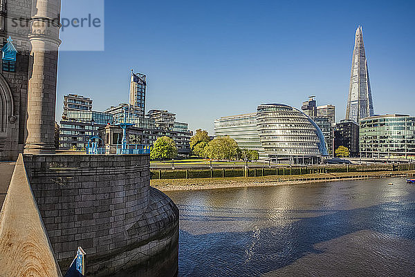 Blick von der Tower Bridge im Zentrum Londons auf London und die Themse  die zur Hauptverkehrszeit während der nationalen Abriegelung wegen der Covid-19-Pandemie verlassen wurde; London  England  Großbritannien