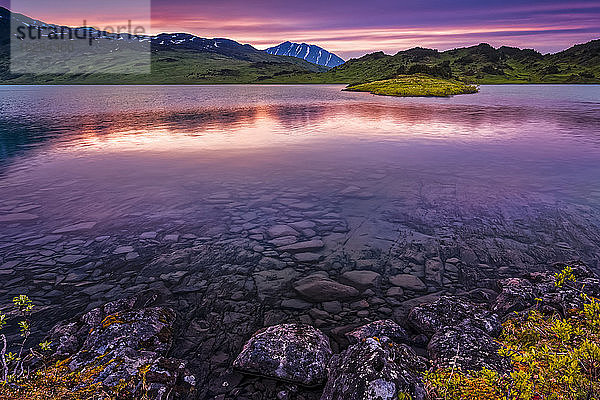 Verlorener See bei Sonnenuntergang  Chugach National Forest  Kenai-Halbinsel  Süd-Zentral-Alaska im Sommer; Seward  Alaska  Vereinigte Staaten von Amerika