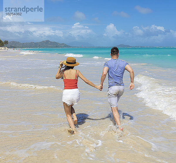 Ein asiatisches Ehepaar genießt einen Urlaub im Kailua Beach Park: Kailua  Oahu  Hawaii  Vereinigte Staaten von Amerika