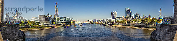 Blick von der Tower Bridge auf London und die Themse; London  England  UK