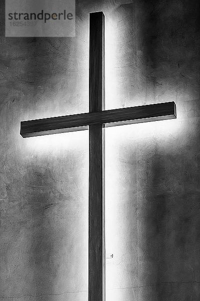 Ein Kreuz an einer Wand mit Licht  das die Rückseite beleuchtet; Nelson  Provinz Nelson  Neuseeland