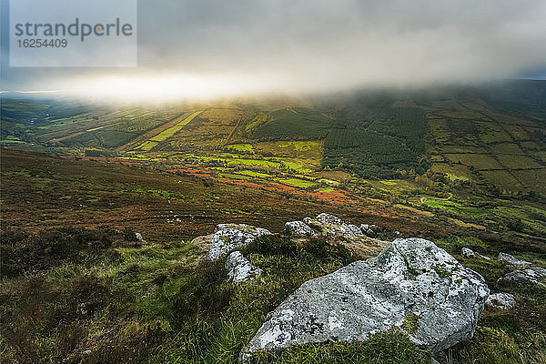 Felsblöcke auf der Seite der Silvermine-Berge mit Blick auf das Mulkeir-Tal; Grafschaft Tipperary  Irland