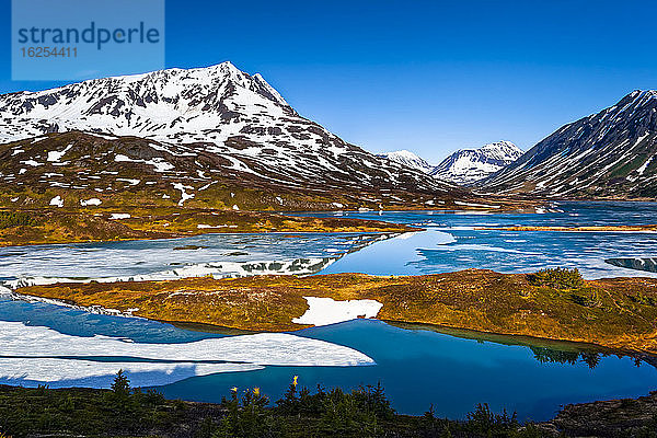 Mount Ascension und halb gefrorener Lost Lake bei Sonnenaufgang  Chugach National Forest  Kenai-Halbinsel  Süd-Zentral-Alaska im Frühling; Seward  Alaska  Vereinigte Staaten von Amerika