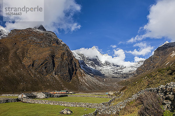 Durch Steinmauern getrennte Felder in einem Tal des Himalaya; Nepal