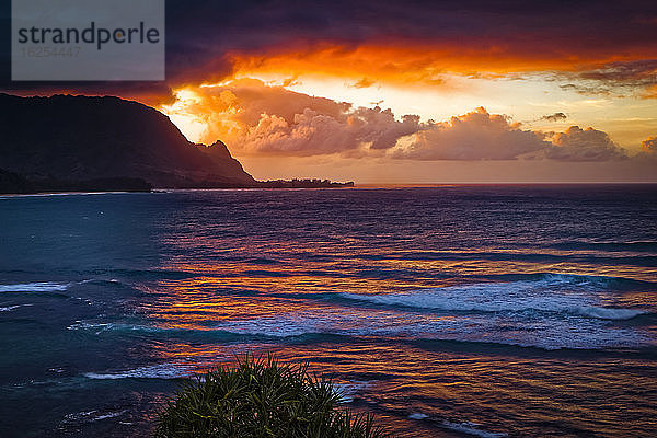 Blick von der Hanalei-Bucht bei Sonnenuntergang auf die Küste von Na Pali; Princeville  Kauai  Hawaii  Vereinigte Staaten von Amerika