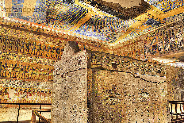 Sarkophag in der Grabkammer  Grab von Ramses IV  KV2  Tal der Könige  UNESCO-Weltkulturerbe; Luxor  Ägypten