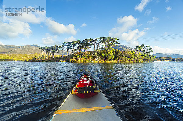Front eines Kanus auf dem Derryclare Lough  der an einem sonnigen Tag in Richtung Pine Island zeigt; Connemara  Galway  Irland